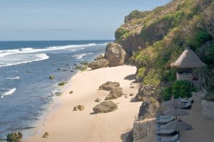 traumhafter sandstrand im bulgari hotel und resort in bali indonesien