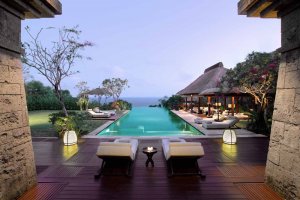 privater pool mit ausblick von einer luxus villa im bulgari hotel und resort in bali indonesien