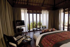 luxus schlafzimmer einer villa im bulgari hotel und resort in bali indonesien