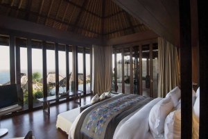 luxus schlafzimmer einer villa im bulgari hotel und resort in bali indonesien