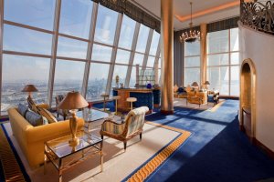 elegantes wohnzimmer einer suite mit ausblick auf dubai im Burj al Arab 