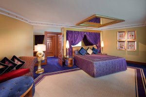stilvolles schlafzimmer einer suite im Burj al Arab in dubai