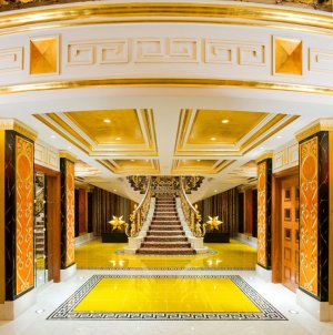 beeindruckender eingang einer suite im Burj al Arab in dubai