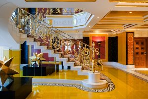 goldener aufgang einer luxus suite im Burj al Arab in dubai