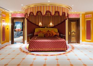 luxuriöses schlafzimmer einer suite im Burj al Arab in dubai