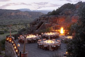 wunderschönes restaurant unter freiem himmel im bushmans kloof in afrika südafrika clanwilliam