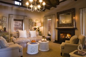 romantisches wohnzimmer mit kamin im bushmans kloof in afrika südafrika clanwilliam