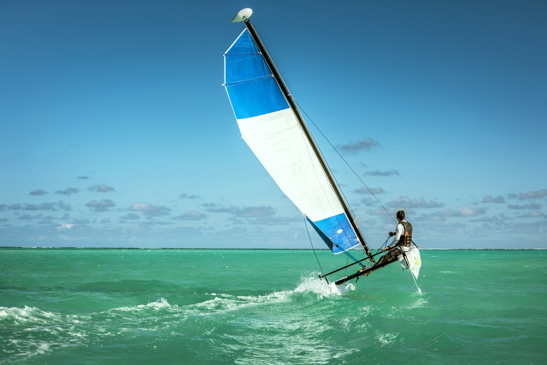 wind surfing catamaran im türkis farbenen wasser beim luxuriösen designer hotel und resort como parrot cay auf den turks- und caicoinseln in der karibik das meer ist smaragd grün