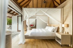 geraeumiges Schlafzimmer einer Beach Villa im Maalifushi by Como, Thaa Atoll, Malediven
