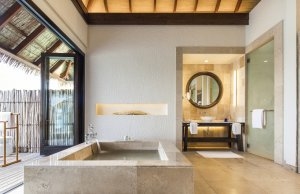 relaxen im luxurioesen badezimmer einer Water Suite im Maalifushi by Como, Thaa Atoll, Malediven