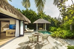 relaxen auf der Terrasse einer Beach Villa im Maalifushi by Como, Thaa Atoll, Malediven