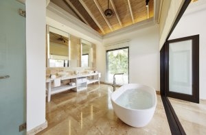 luxuriöses Badezimmer mit freistehender Badewanne in der Como Residence des Maalifushi by Como, Thaa Atoll, Malediven