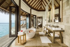 genießen sie bei einem Bad in der freistehenden Badewanne einer Como Villa den herrlichen Ausblick, Maalifushi by Como, Thaa Atoll, Malediven