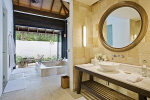 exklusives Badezimmer eines Garden Room im Maalifushi by Como, Thaa Atoll, Malediven