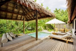 relaxen auf der Terrasse eines Garden Room im Maalifushi by Como, Thaa Atoll, Malediven