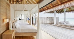 beobachten Sie vom Bett ihrer Maalifushi Villa den indischen Ozean, Maalifushi by Como, Thaa Atoll, Malediven