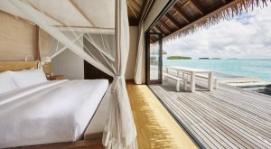 luxuriöses Schlafzimmer einer Maalifushi Water Villa im Maalifushi by Como, Thaa Atoll, Malediven