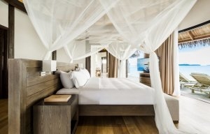 erstklasse Einrichtung der Schlafzimmer einer Water Suite im Maalifushi by Como, Thaa Atoll, Malediven