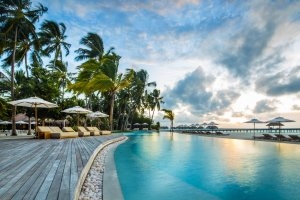 entspannen Sie im grossen Infinity Swimming Pool des Maalifushi by Como, Thaa Atoll, Malediven