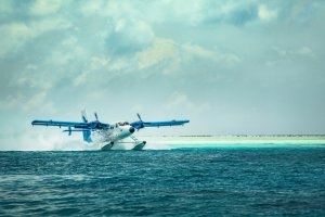 Ankunft mit dem Wasserflugzeug im Maalifushi by Como, Thaa Atoll, Malediven