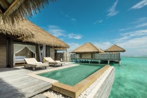 entspannen auf der Terrasse ihrer Water Villa im Maalifushi by Como, Thaa Atoll, Malediven
