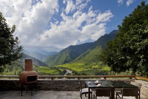 Terrasse einer One Bedroom Villa mit wunderschönem Talblick im Uma by COMO Resort Punakha, Bhutan 