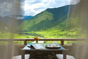 schöne Terrasse eines Valley View Room mit Blick auf das Pukakha Tal, Uma by COMO Resort Punakha, Bhutan 