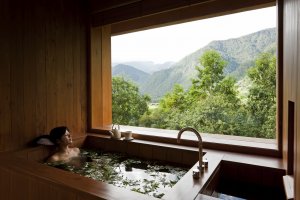 relaxen im Spa mit Blick auf die wunderschöne Natur im Uma by COMO Resort Punakha, Bhutan