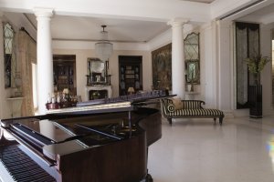klavier in der lobby im cap estel cote d'azur frankreich