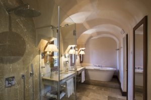 großes Luxus Bad der Suiten mit viel Stein und freistehender Designerwanne in der Luxus Festung Mallorca Cap Rocat Spanien