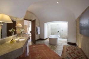 Luxus Designer Bad im El Cabo Zimmer der Luxus Festung Mallorca Cap Rocat Spanien mit freistehender Designerwanne