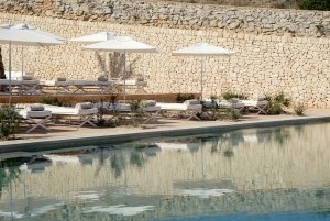 großer Designer Pool mit Sonnenliegen auf der Luxus Festung Mallorca Cap Rocat Spanien