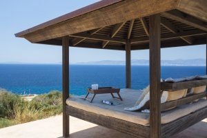 gemütliches Sonnendeck mit Überdachung und gemütlichen Liegen der Luxus Festung Mallorca Cap Rocat Spanien