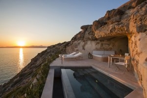 Private Terrasse mit Pool inmitten der Felsen der Luxus Festung Mallorca Cap Rocat Spanien
