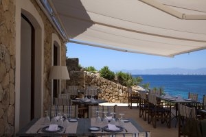gemütliche Terrasse mit Blick auf das Mittelmeer Spaniens von der Luxus Festung Mallorca Cap Rocat Spanien aus