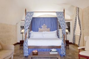 Zimmer mit Himmelbett in der Luxus Festung Mallorca Cap Rocat Spanien