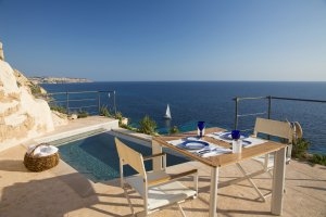 privater Pool auf der Terrasse der Designerzimmer in der Luxus Festung Mallorca Cap Rocat Spanien