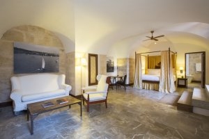 Eine der luxus suiten in der Luxus Festung Mallorca Cap Rocat Spanien mit Himmelbett und viel Platz im Wohn und Schlafbereich