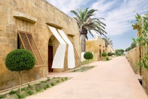 Garten der Luxus Festung Mallorca Cap Rocat Spanien mit wehenden Stoffbahnen die als Schattenspender und Designelemente dienen