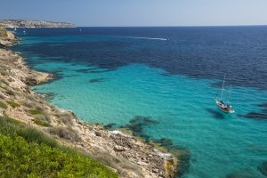 Blick über die Bucht der Luxus Festung Mallorca Cap Rocat Spanien mit türkisfarbenen Meer und imposanten Felsküsten