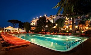 romantische abendstimmung am pool im capri palace hotel in it alien