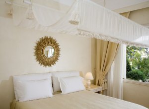 helles Schlafzimmer mit Ausblick in garten im capri palace hotel und spa in italien