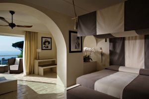 grosses Wohnzimmer mit Ausblick auf das Meer im capri palace hotel und spa in italien
