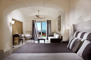 elegantes Schlafzimmer mit Meerblick im capri palace hotel und spa in italien