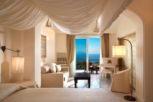 romantisches Schlafzimmer mit Meerblick im capri palace hotel und spa in italien