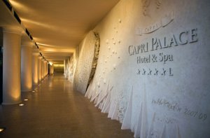 designer Eingang vom capri palace hotel in it alien
