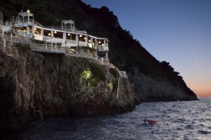 traumhafter Ausblick vom restaurant und beach club im capri palace hotel und spa in italien