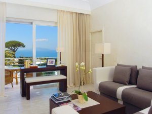 geräumiges Wohnzimmer einer suite mit Meerblick im capri palace hotel und spa in italien