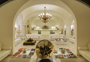 trendy lobby im capri palace hotel und spa  in italien