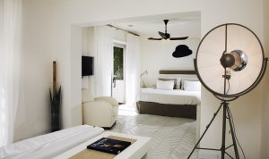 luxuriöse schlaf und Wohnzimmer einer suite im capri palace hotel und spa in italien